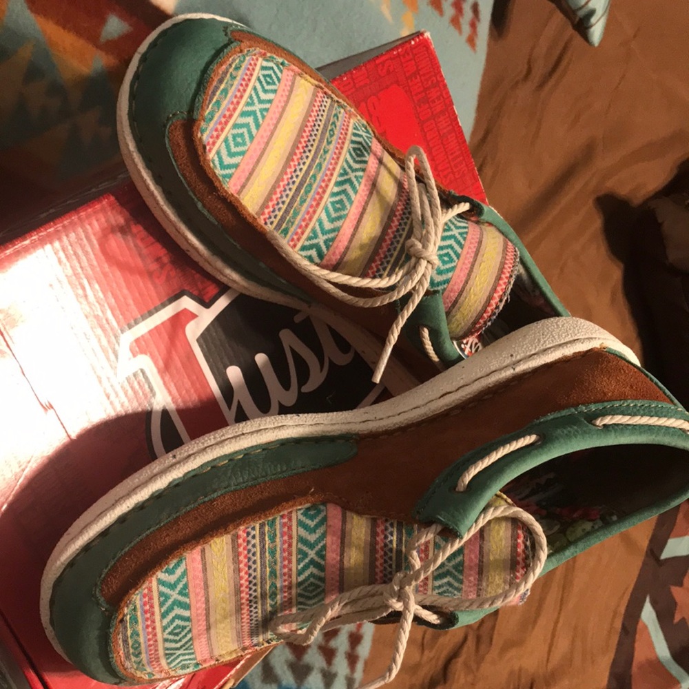 Justin shoes size 9 new in box.